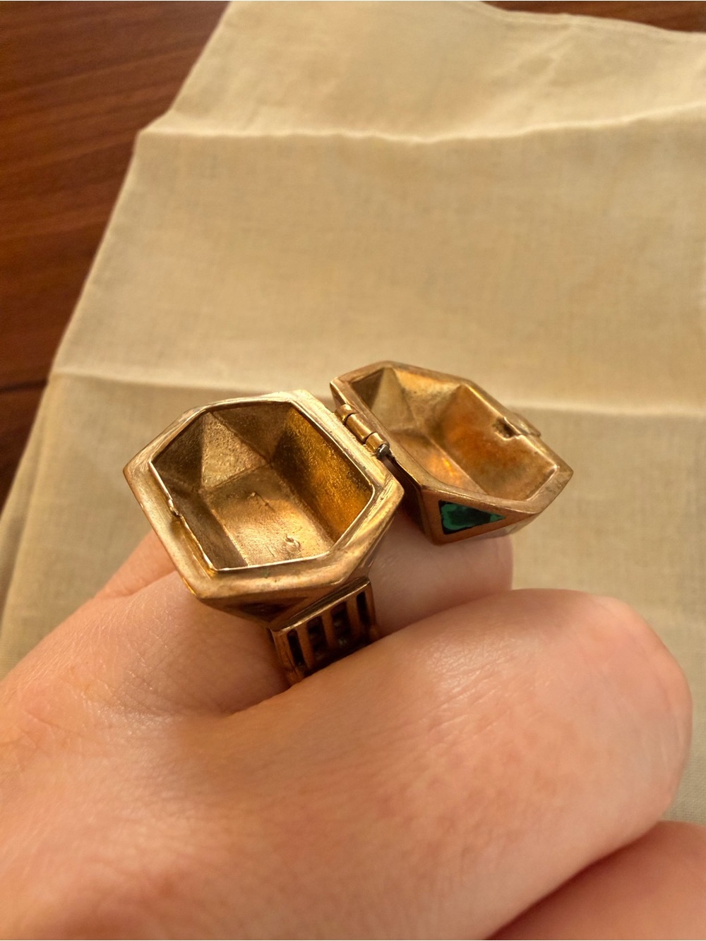 Vintage Secret Compartment Snuff Ring with Geometric Gemstone Inlay - Picture 5 of 8